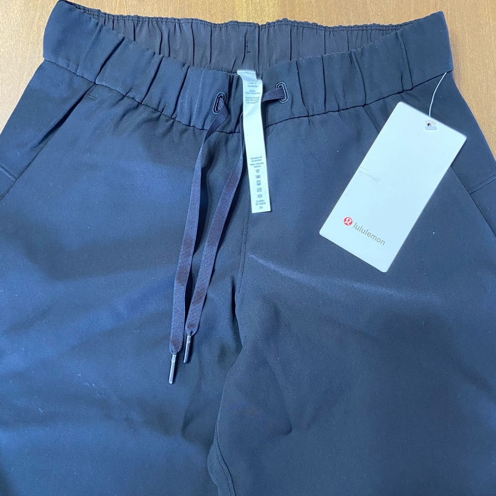 SOLD - Lululemon On the Fly 7/8 Woven Pant